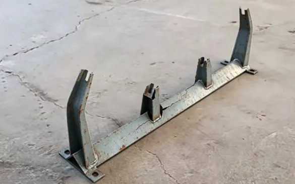 Por que os suportes intermediários do transportador quebram facilmente em áreas de mineração pesada?